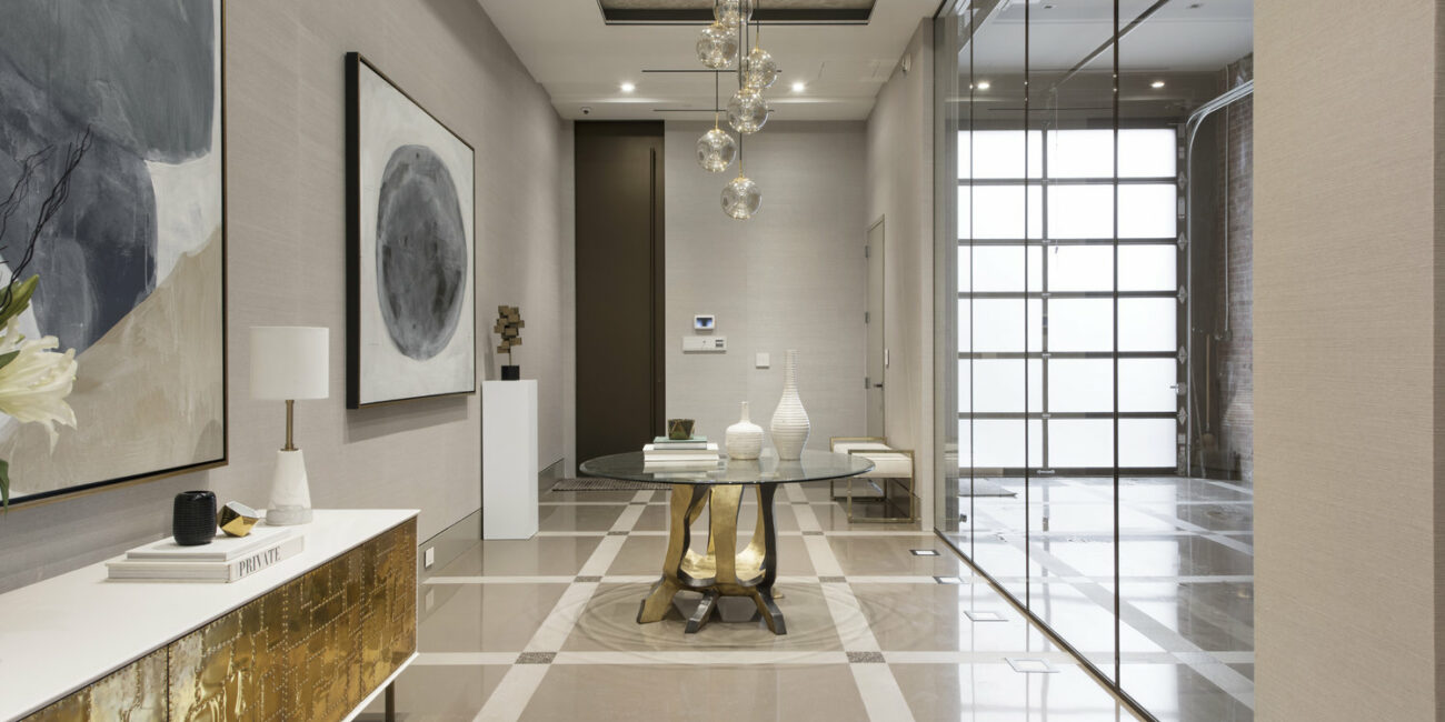 appartamento di lusso: corridoio arredato