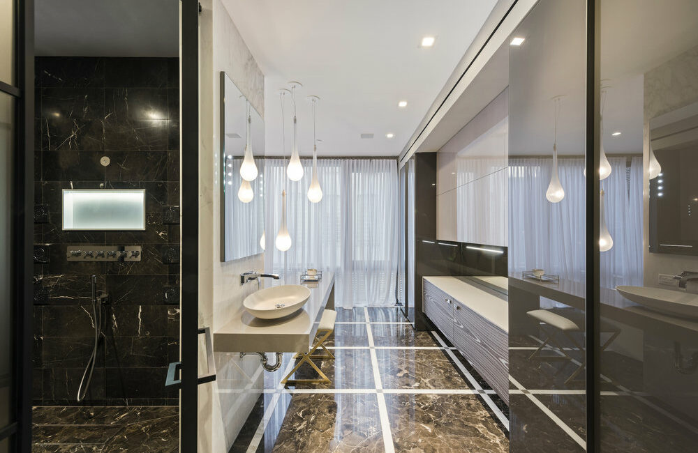 appartamento di lusso: bagno con lavandini