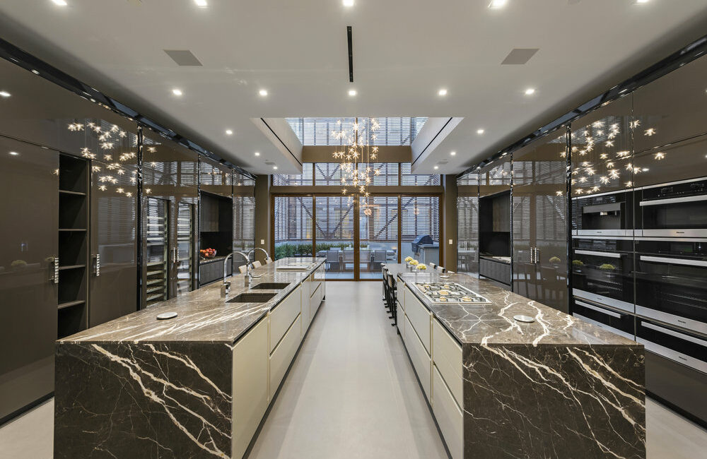 appartamento di lusso: cucina scura