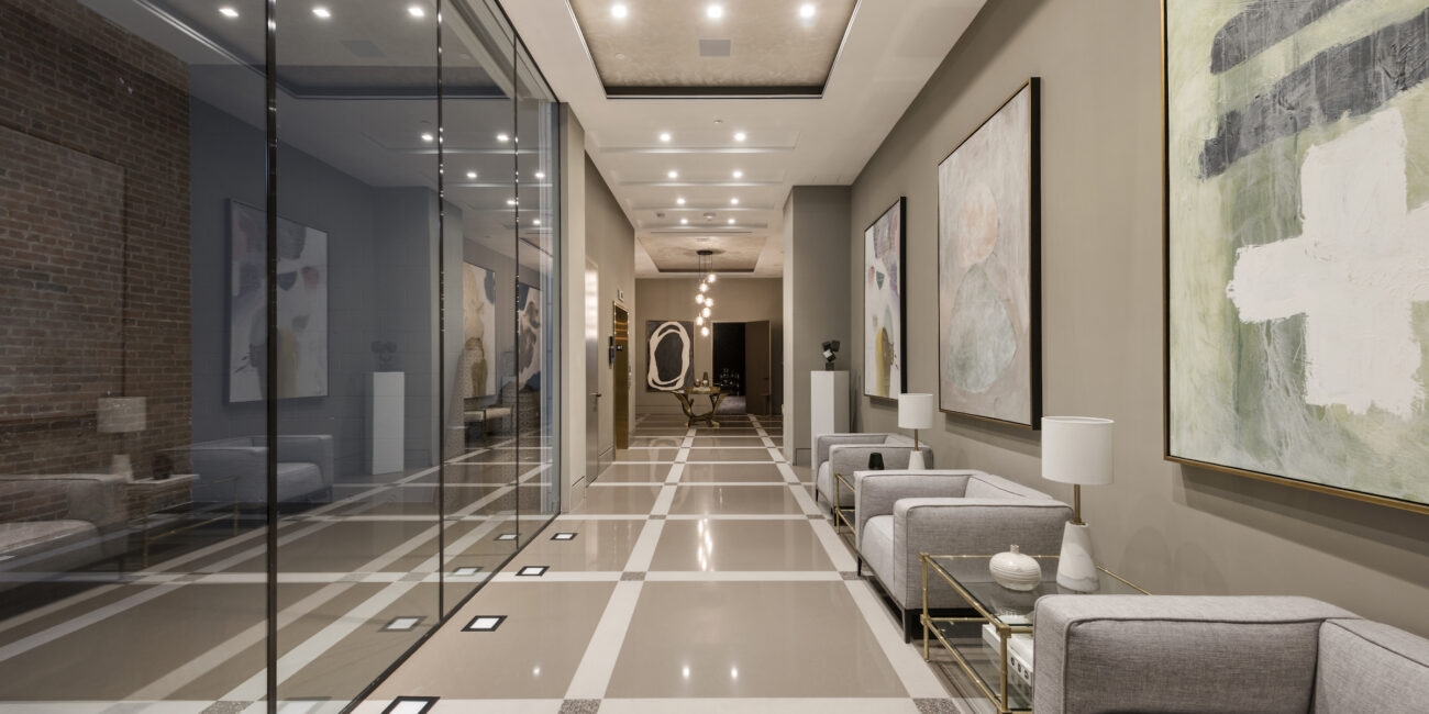 appartamento di lusso: corridoio divani e tavolini