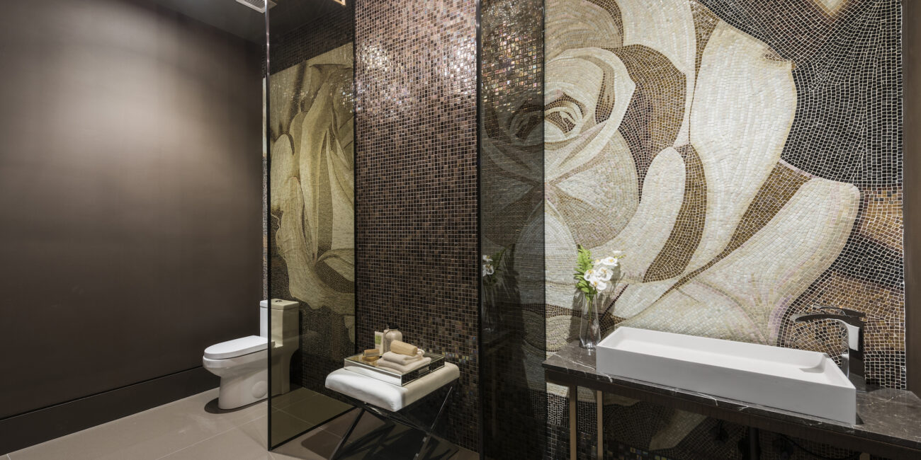 appartamento di lusso: bagno mosaicato