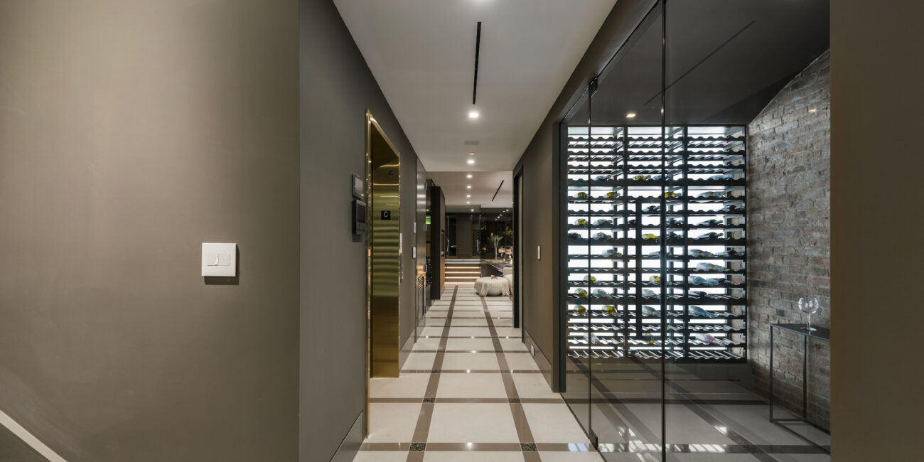 appartamento di lusso: corridoio cantina