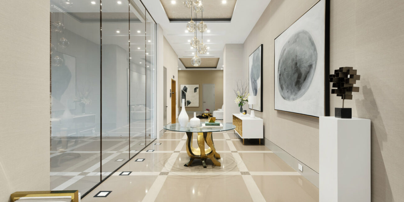 appartamento di lusso: corridoio interno con tavolino