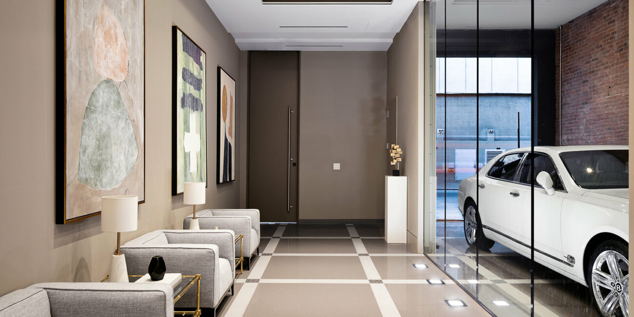 appartamento di lusso: ingresso con divanetti