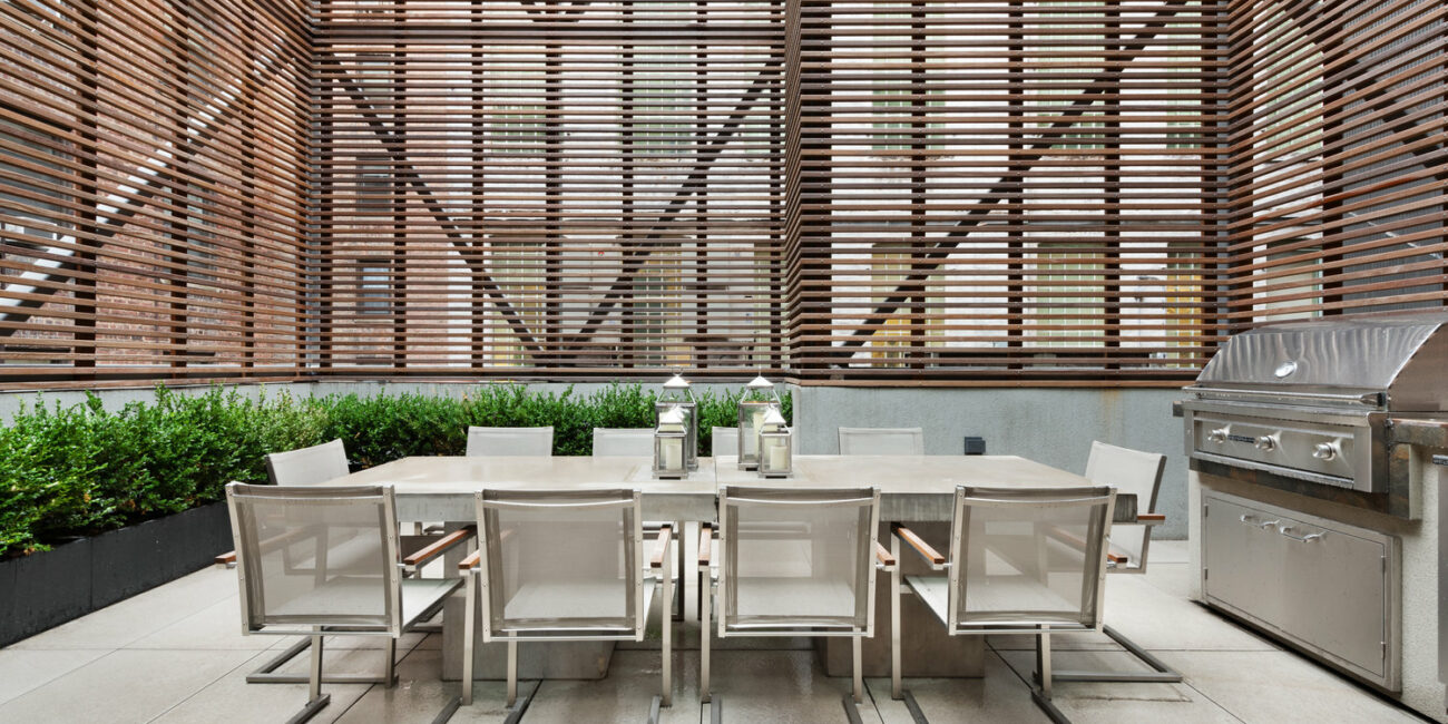 appartamento di lusso: esterno con tavolo e barbecue