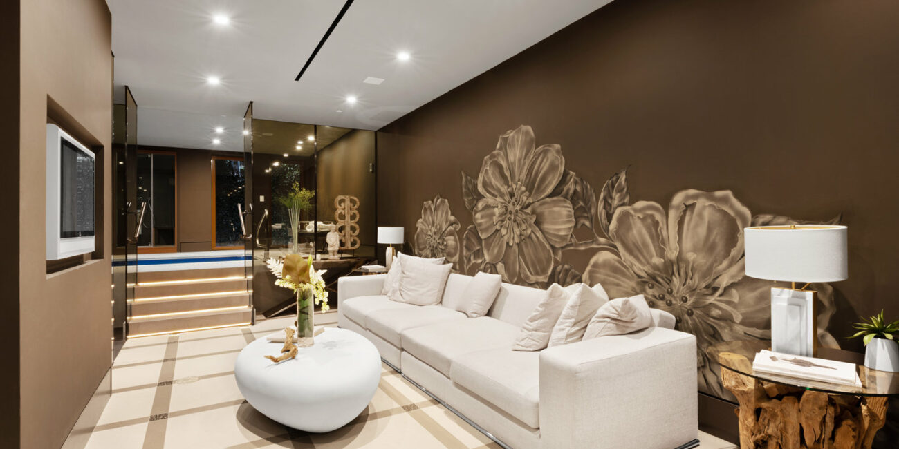 appartamento di lusso: divano e tv