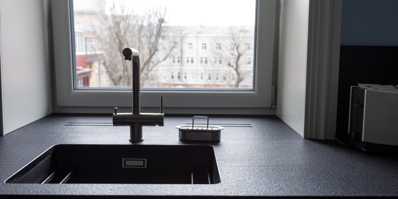 appartamento in ucraina: lavandino e finestra