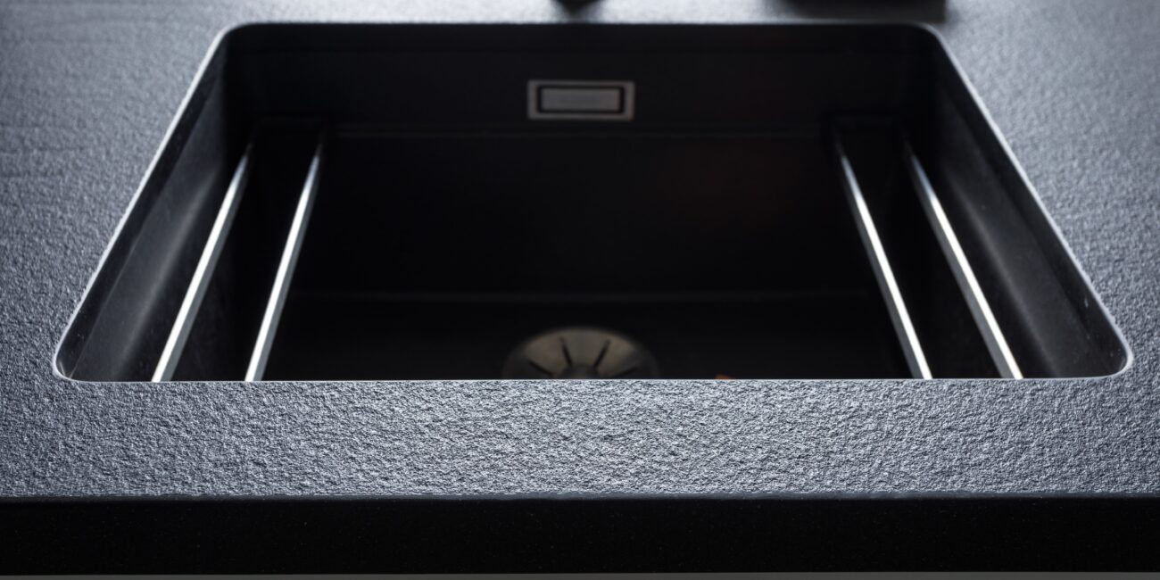 appartamento in ucraina: lavandino scuro