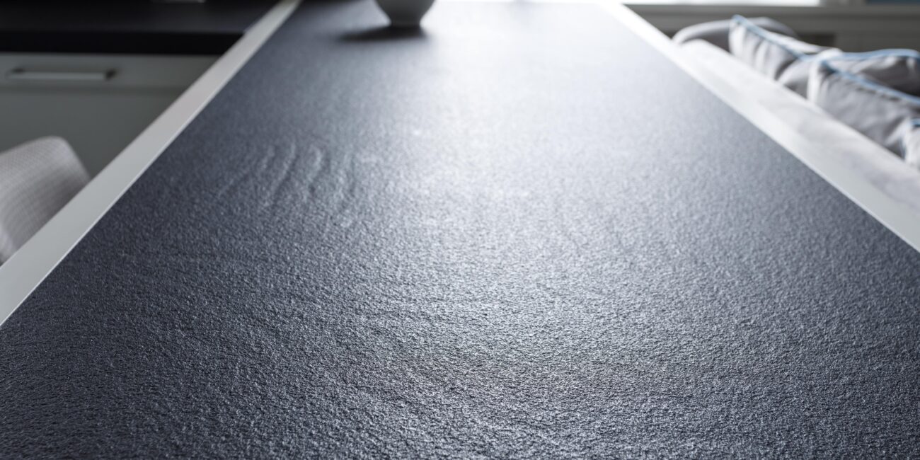 appartamento in ucraina: rivestimento nero