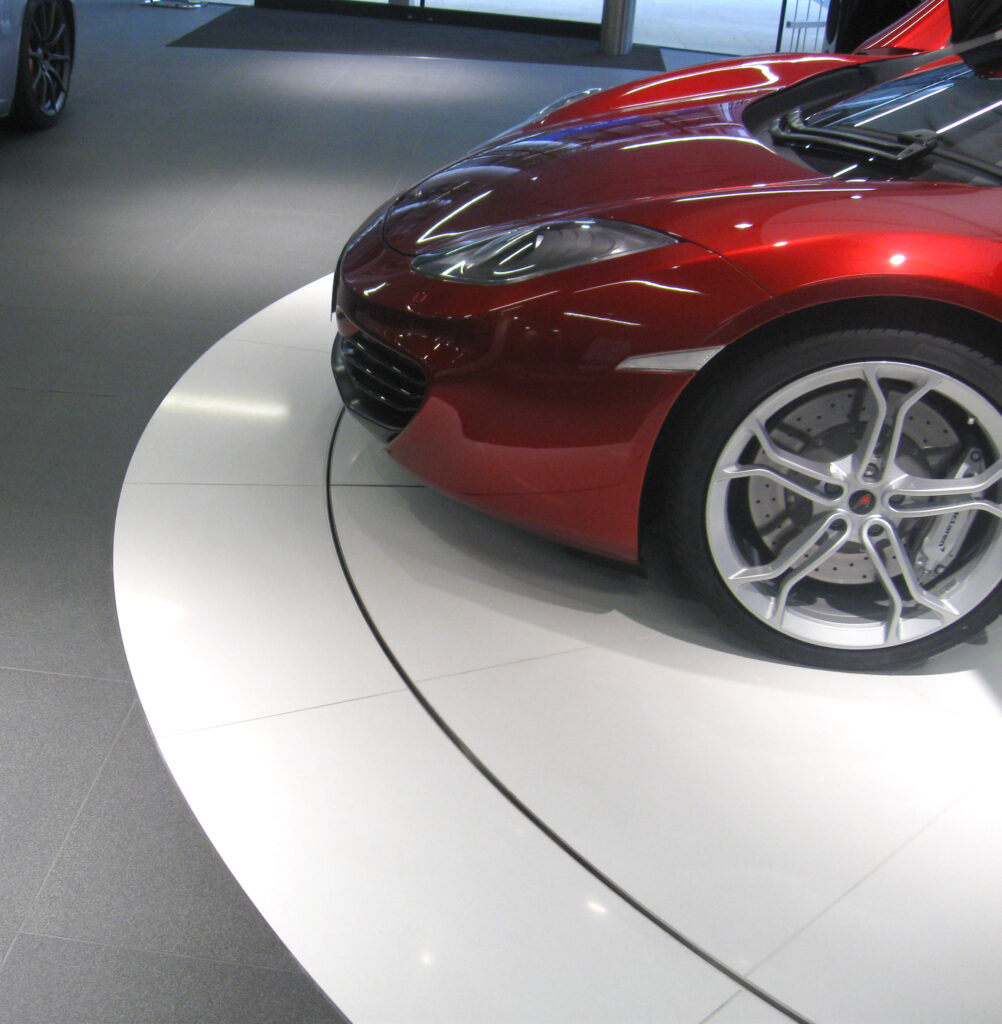 showroom mclaren: dettagli superficie di esposizione