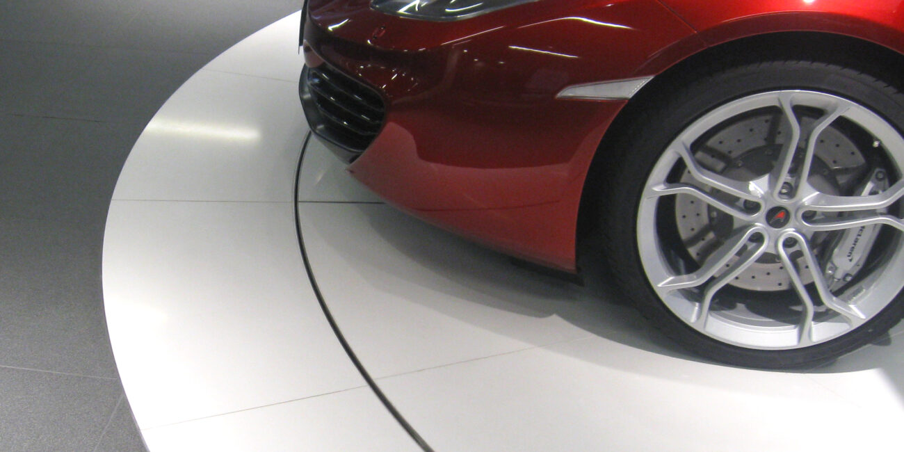 showroom mclaren: dettagli superficie di esposizione