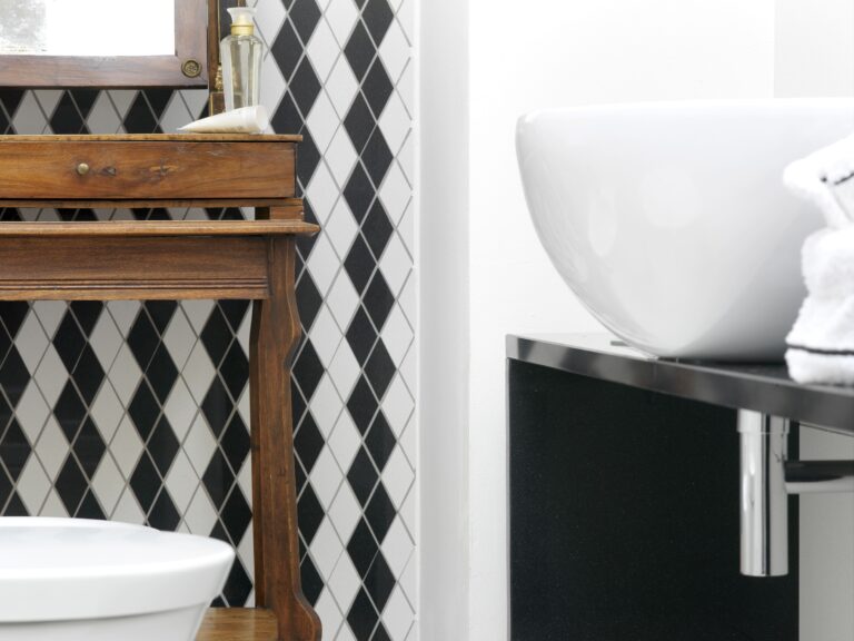Black & White Bathroom