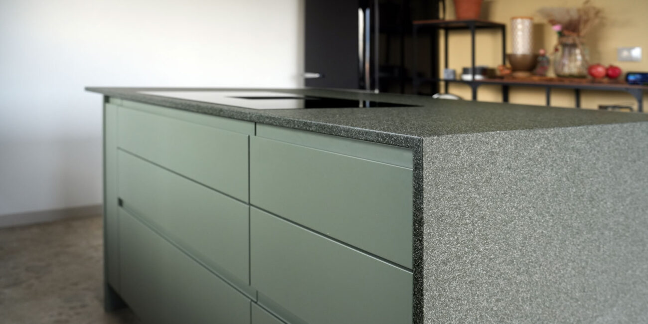 cucina-cosmolite-stone-italiana-isola-polifunzionale-con-cassetti-verdi