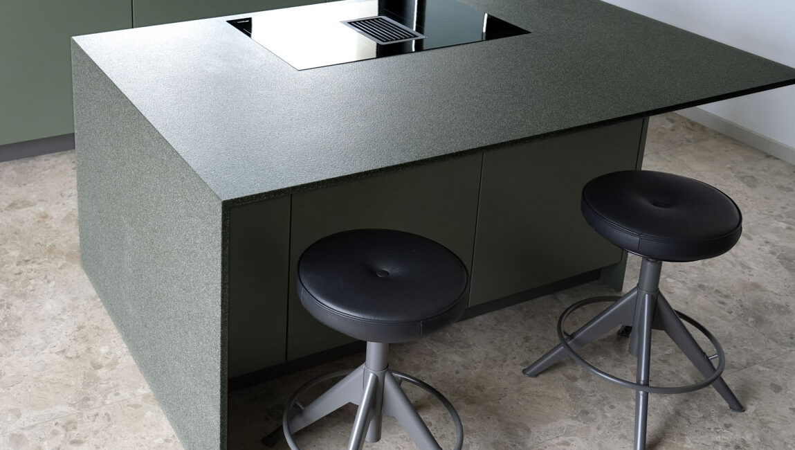 cucina-cosmolite-stone-italiana-isola-polifunzionale-con-sgabelli