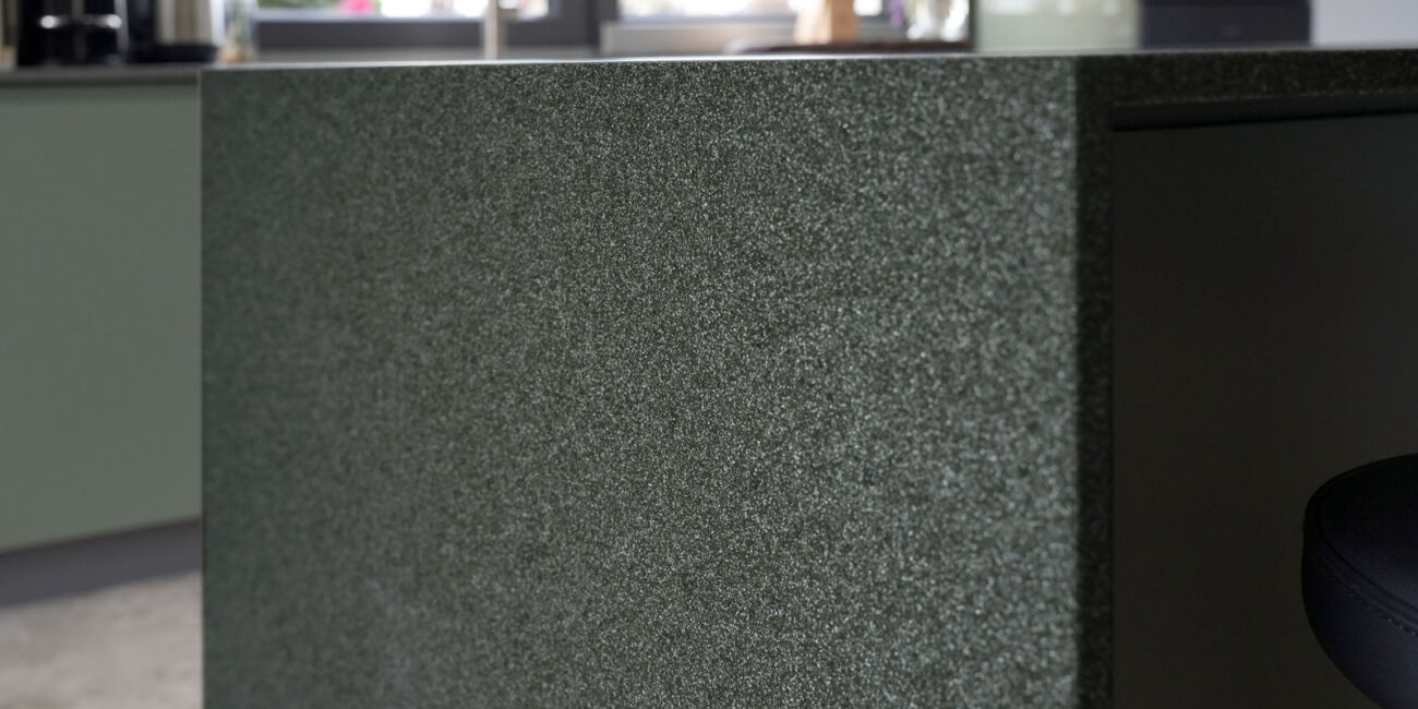 cucina-cosmolite-stone-italiana-isola-polifunzionale-ecosostenibile