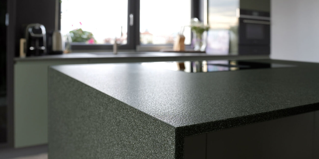 cucina-cosmolite-stone-italiana-isola-polifunzionale-ecosostenibile-moderna