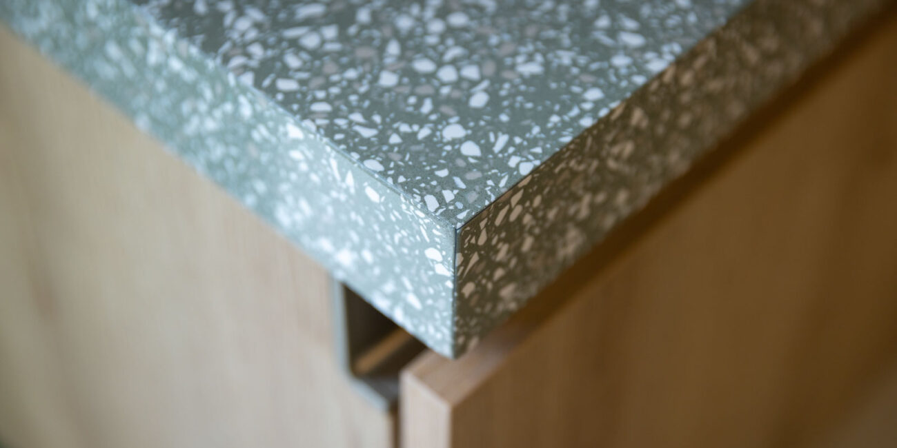 stone-italiana-cucina-moderna-in-quarzo-terrazzo-vedere-bordo-spigolo-visibile