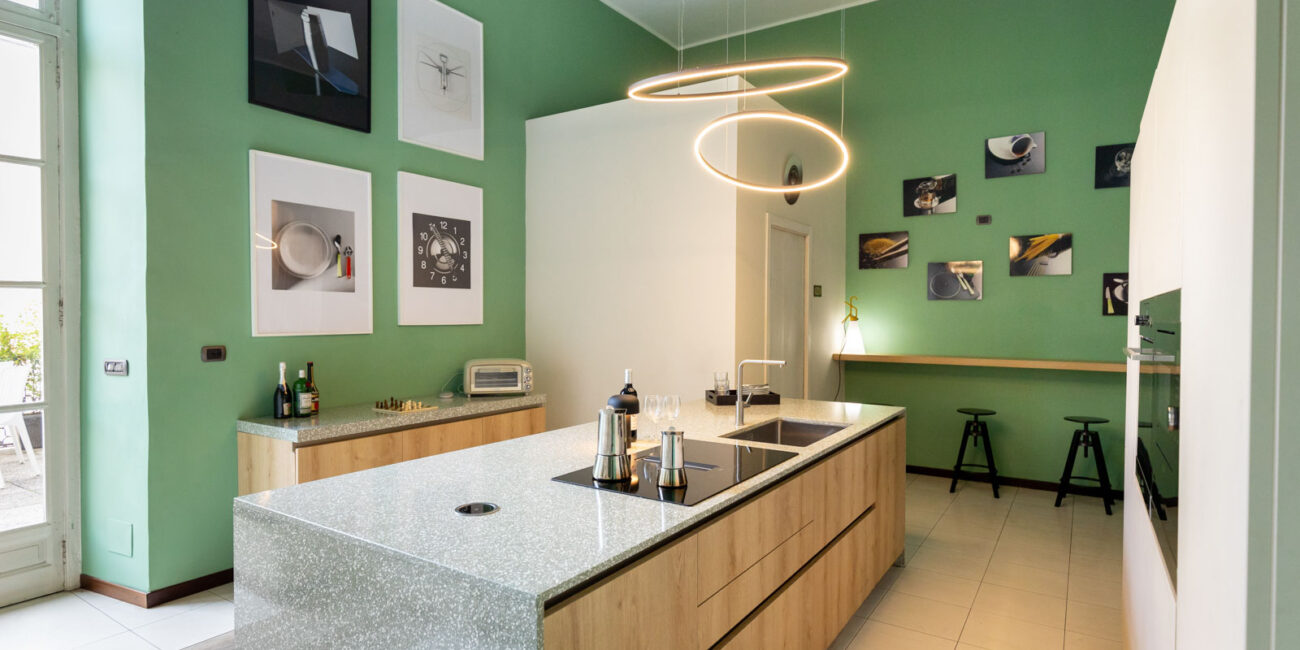 stone-italiana-cucina-moderna-in-quarzo-terrazzo-vedere-isola-centrale