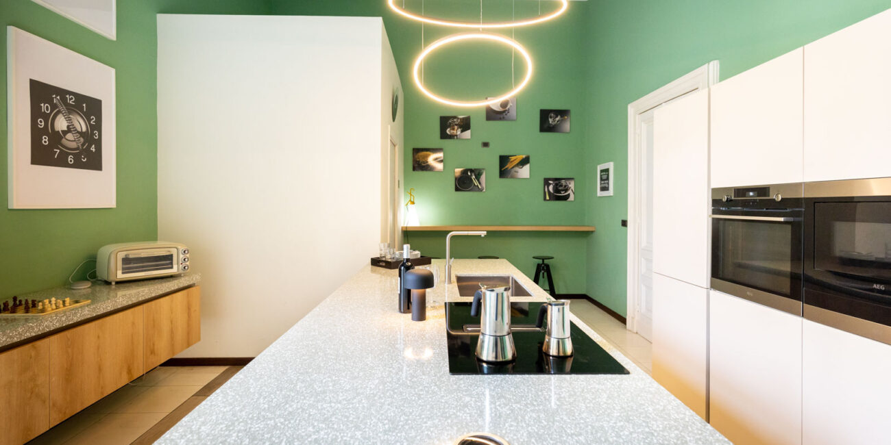 stone-italiana-cucina-moderna-in-quarzo-terrazzo-vedere-isola-centrale-bancone-in-legno