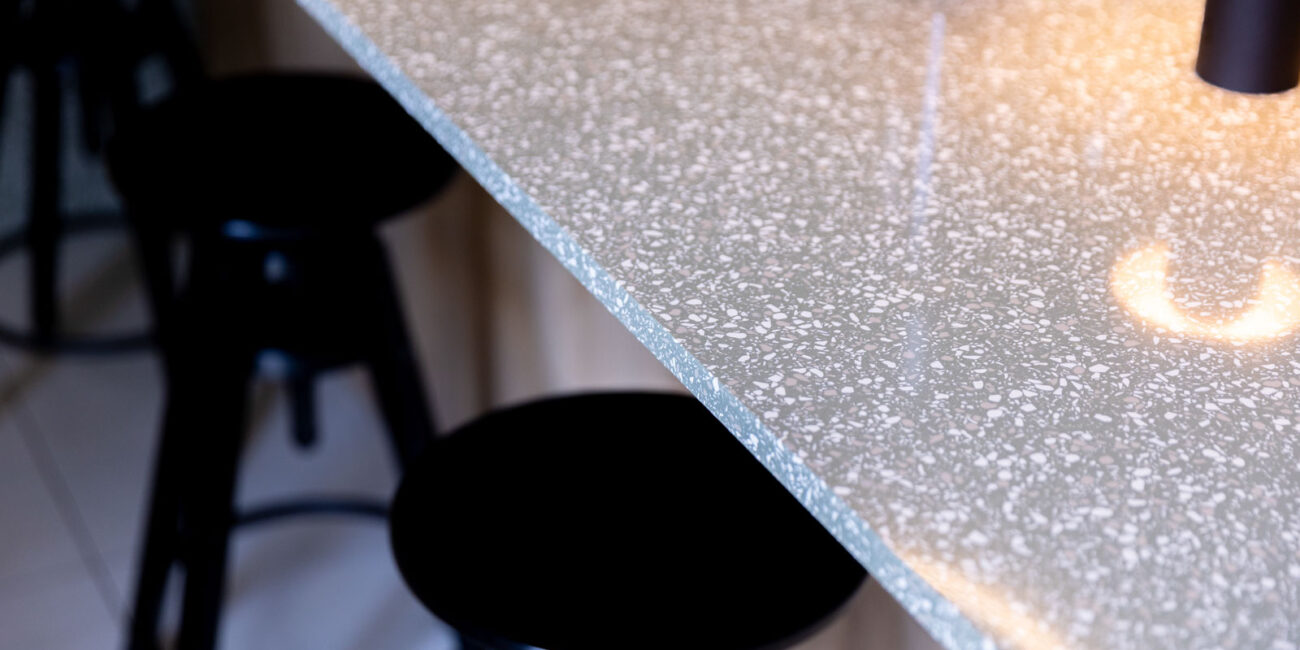 stone-italiana-cucina-moderna-in-quarzo-terrazzo-vedere-isola-cucina-con-sgabelli