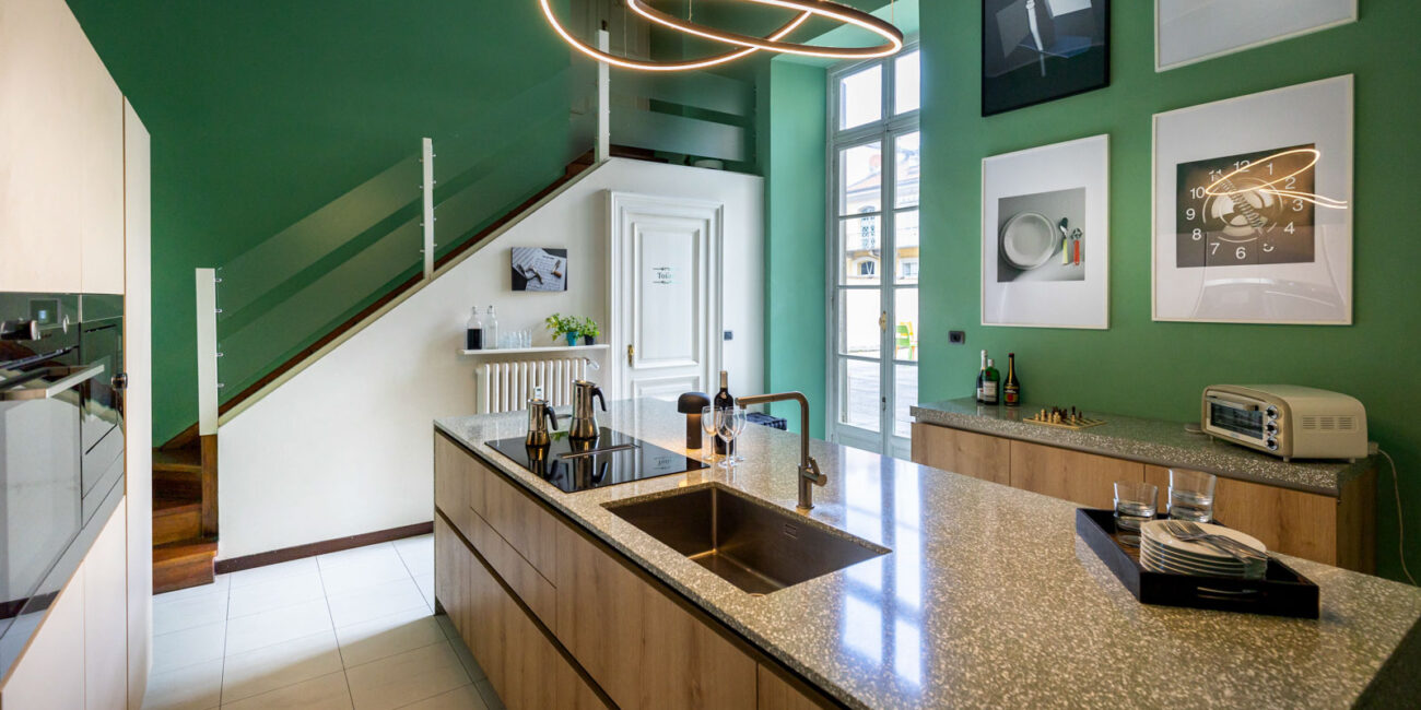 stone-italiana-cucina-moderna-in-quarzo-terrazzo-vedere-open-space-illuminazione-moderna