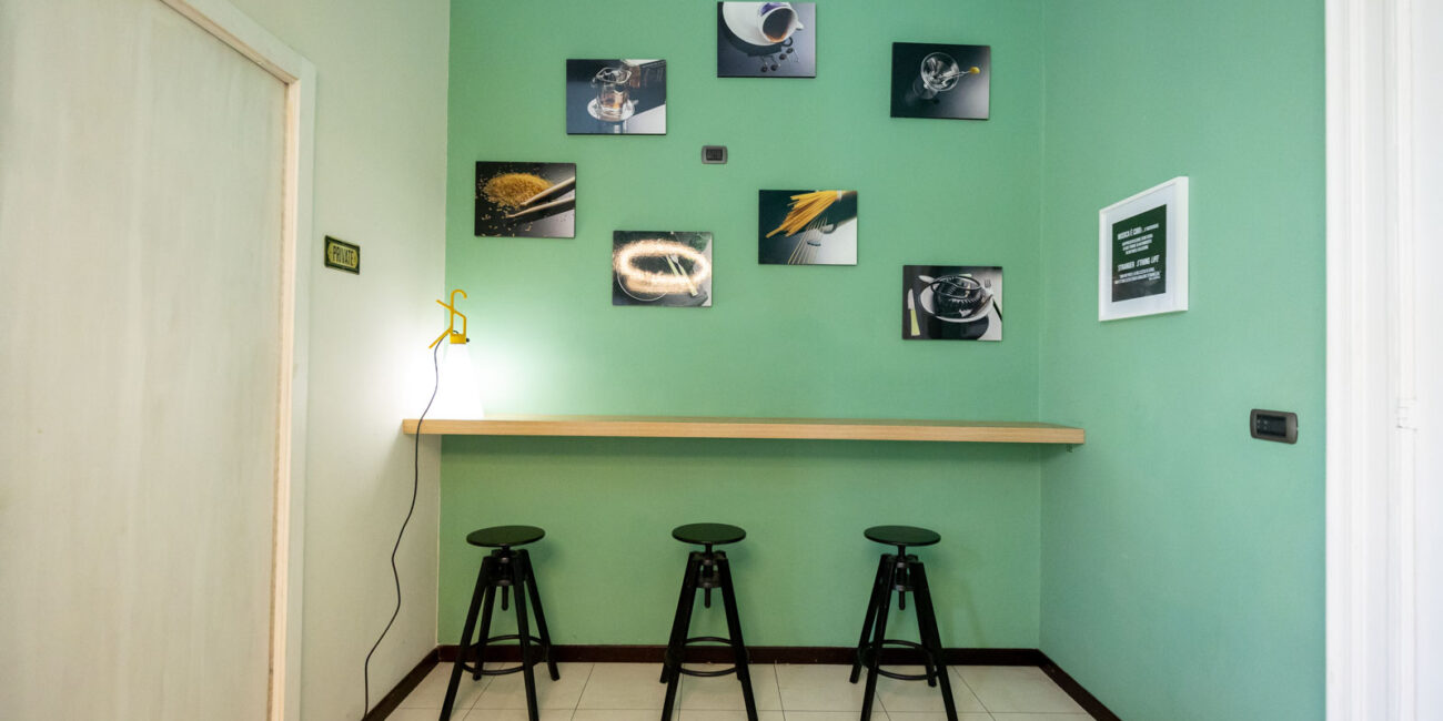 stone-italiana-cucina-moderna-in-quarzo-terrazzo-vedere-ripiano-legno-con-sgabelli