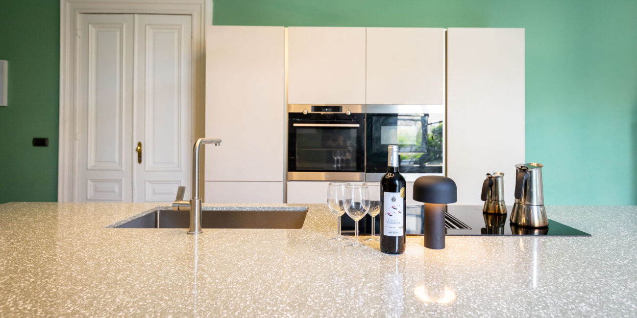 stone-italiana-cucina-moderna-in-quarzo-terrazzo-vedere-ripiano-verde-lucido