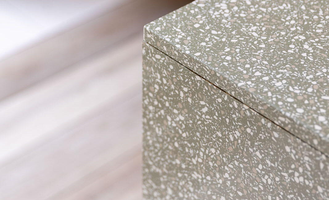 stone-italiana-cucina-moderna-in-quarzo-terrazzo-vedere-spigolo-top-cucina-quarzo