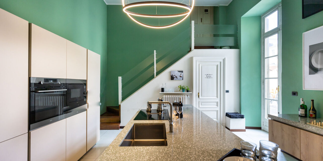 stone-italiana-design-moderno-in-quarzo-terrazzo-vedere-cucina-in-ingresso-open-space