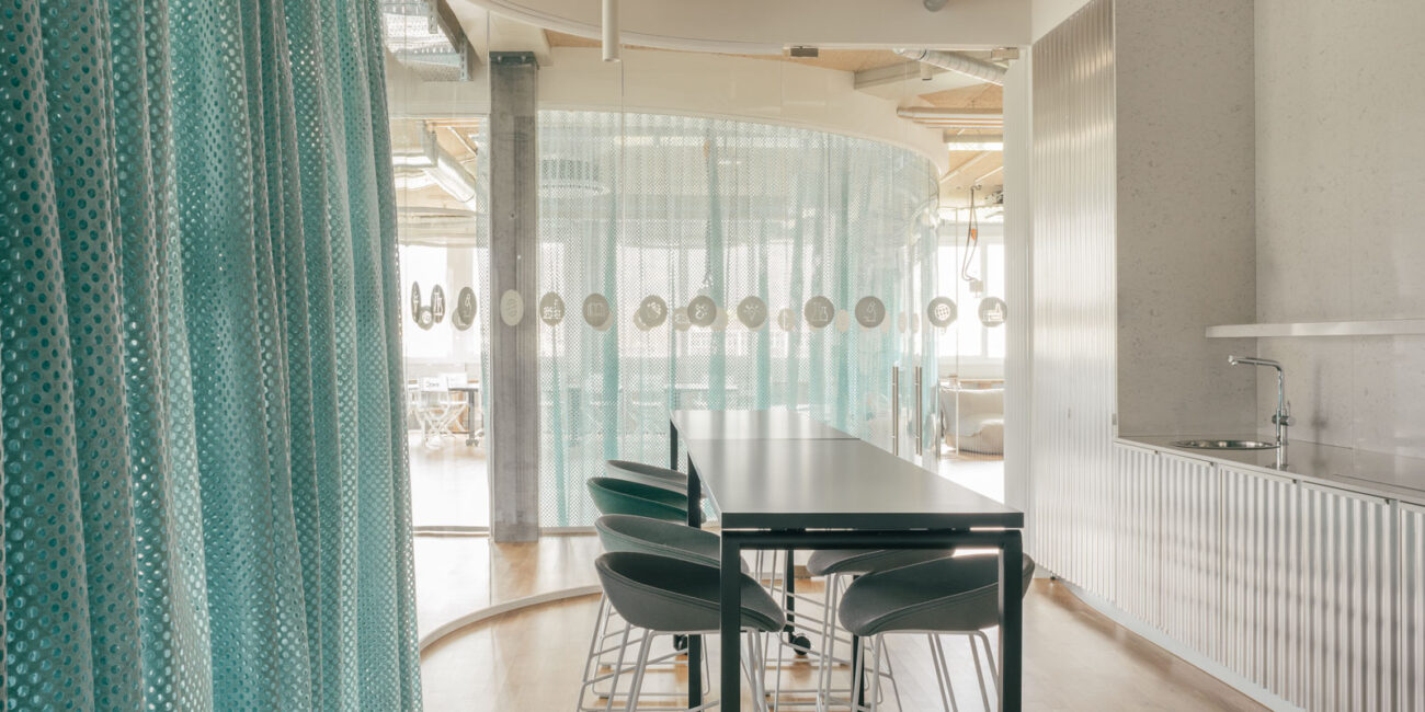 zambon-biotech-spa-stone-italiana-top-cucina-ufficio-in-quarzo-bianco-schienale