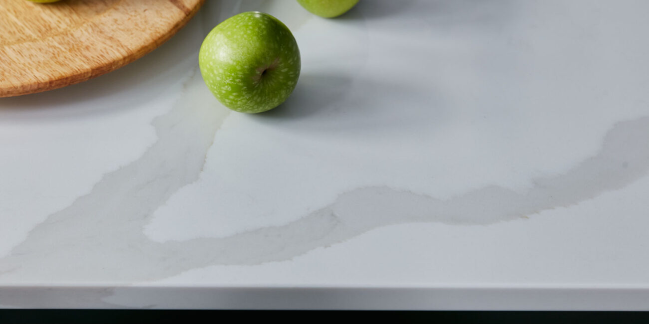 stone-italiana-marmorea-golden-rivestimento-in-quarzo-bianco-con-vena