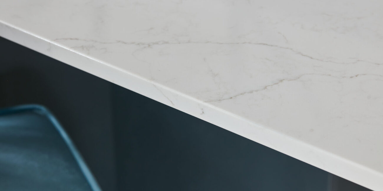 stone-italiana-marmorea-golden-rivestimento-quarzo-resistente-graffi-urti