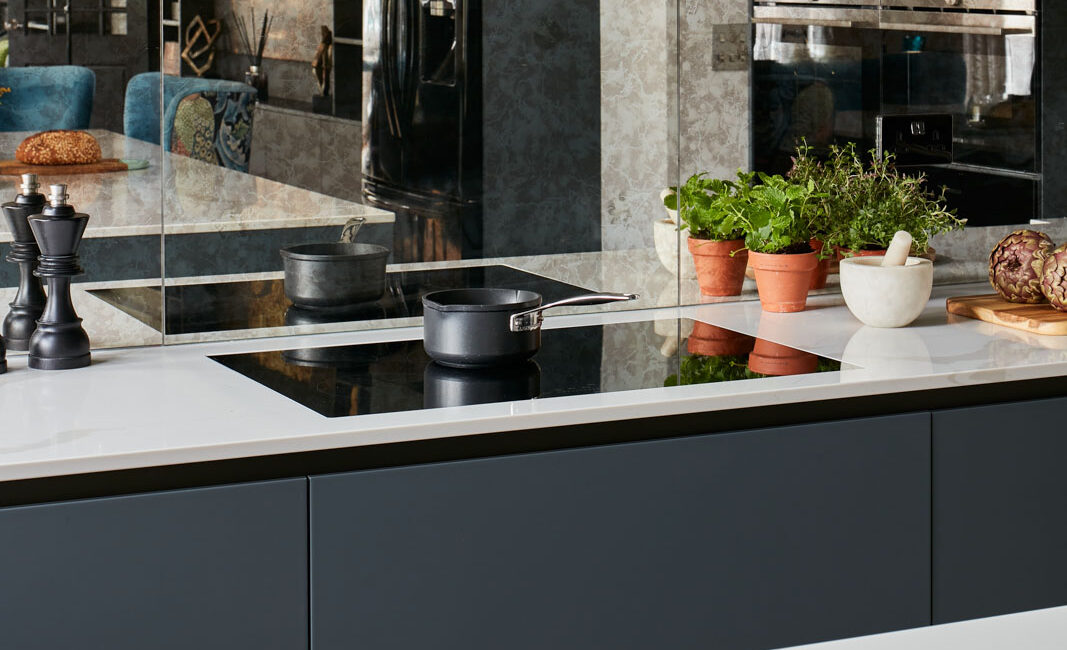 stone-italiana-marmorea-golden-top-cucina-bianco-induzione