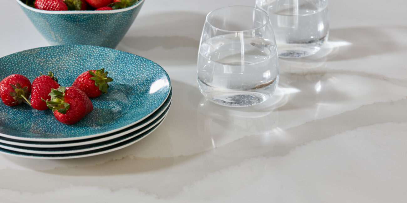 stone-italiana-marmorea-golden-top-cucina-quarzo-chiaro-con-vene