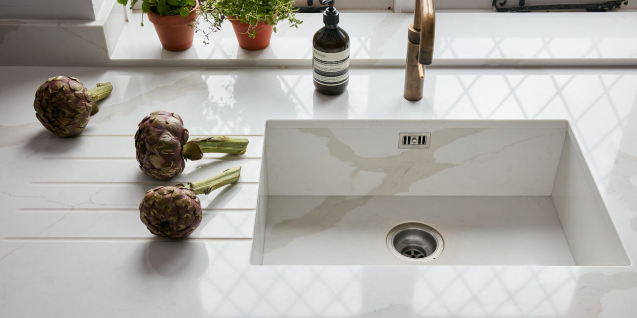 stone-italiana-marmorea-golden-top-cucina-quarzo-chiaro-lavandino-in-quarzo-bianco