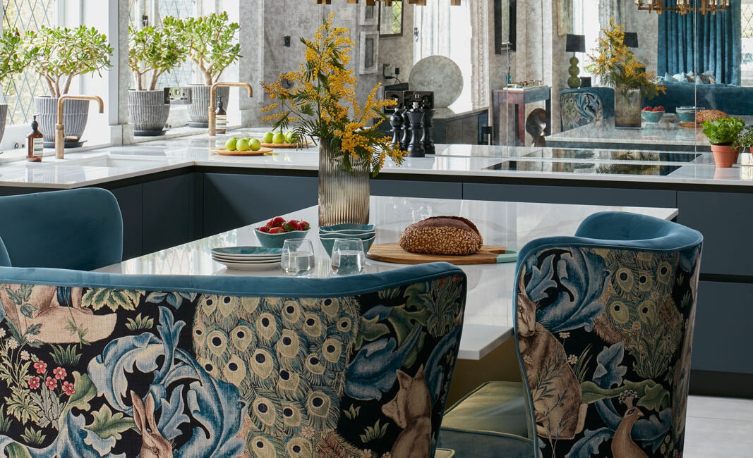 stone-italiana-marmorea-golden-top-cucina-quarzo-isola-centrale-con-sgabelli