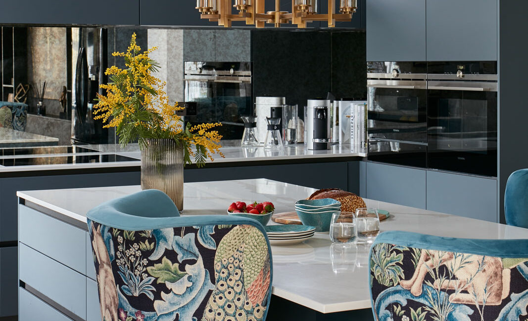 stone-italiana-marmorea-golden-top-cucina-quarzo-isola-polifunzionale-con-sgabelli