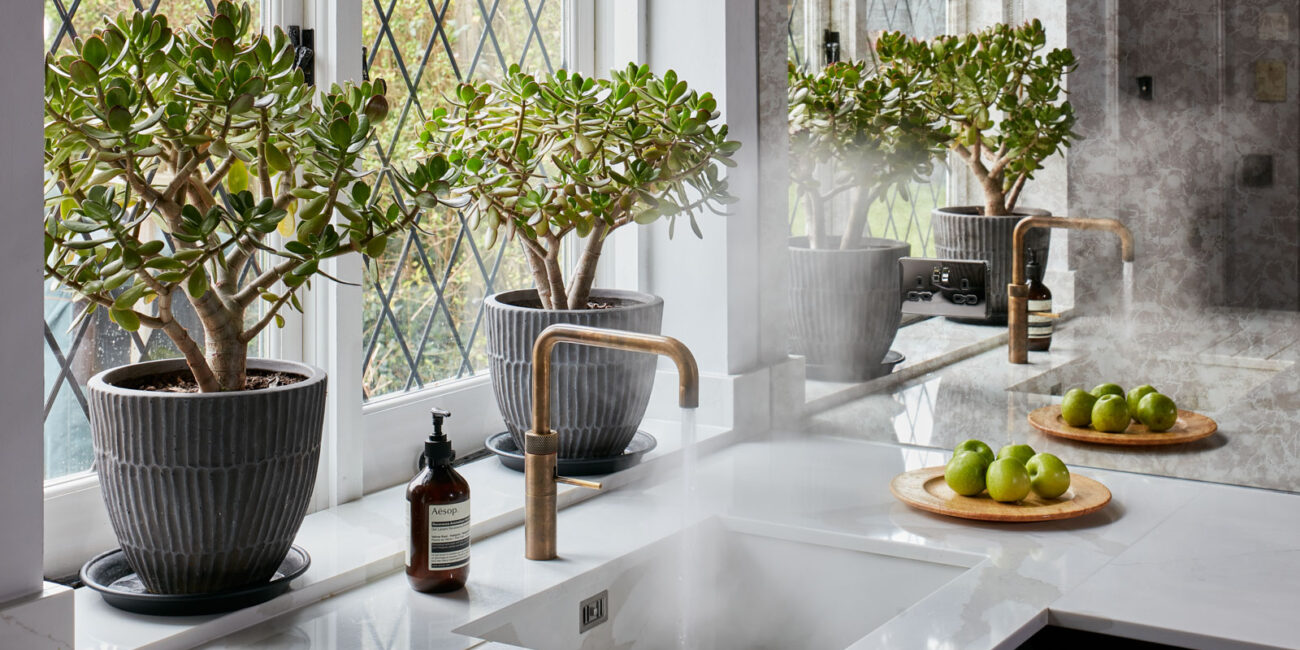 stone-italiana-marmorea-golden-top-cucina-quarzo-lavandino-luminoso