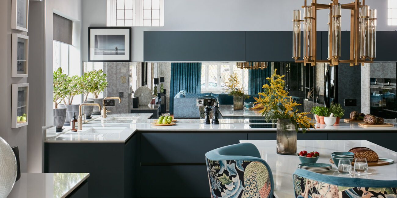 stone-italiana-marmorea-golden-top-cucina-quarzo-luminosa-paraschizzi-specchio