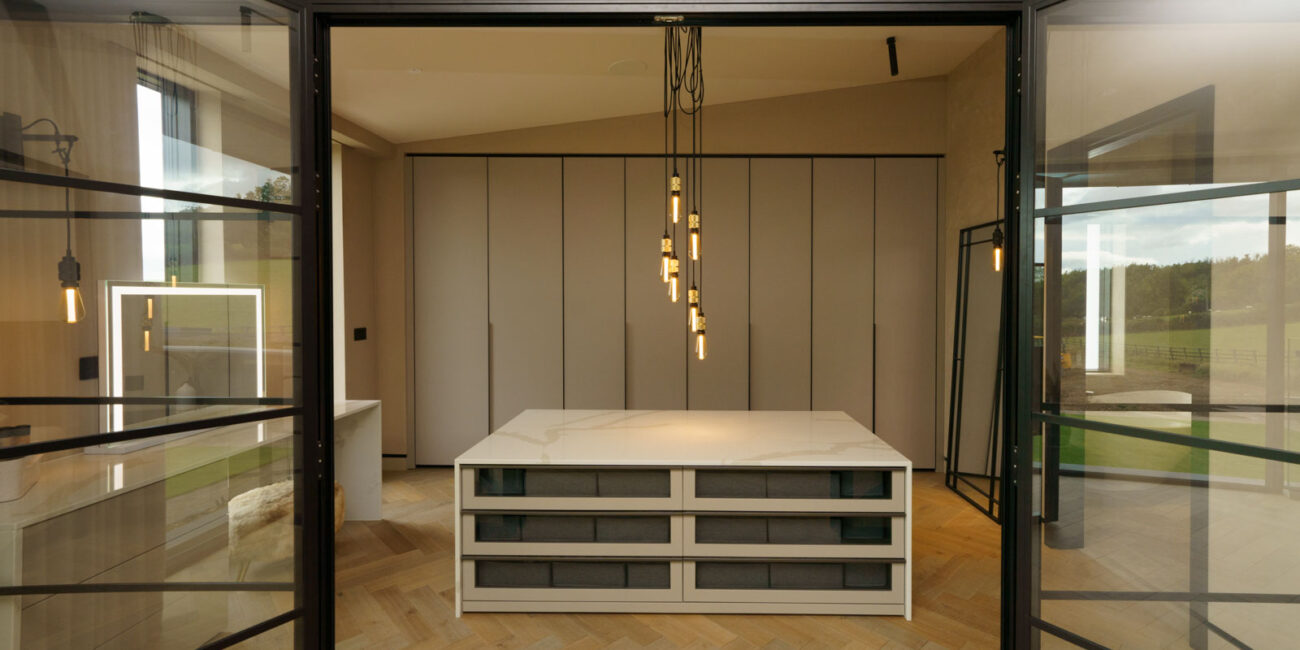 stone-italiana-quarzo-golden-guardaroba-spazioso-rivestimento-resistente-elegante