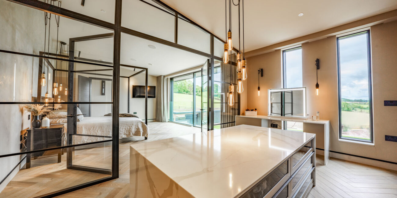 stone-italiana-quarzo-golden-rivestimento-tavolo-bancone-cabina-armadio-luminosa