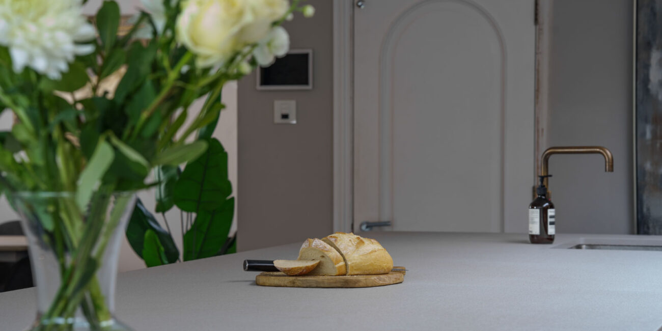 stone-italiana-top-cucina-sostenibile-design-cmt-essential-luna-cucina-colori-chiari