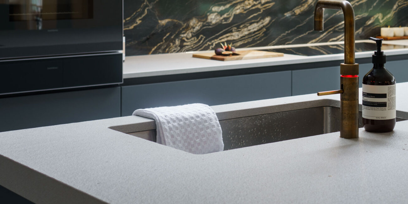 stone-italiana-top-cucina-sostenibile-design-partioclare-lavandino-cmt-essential-luna