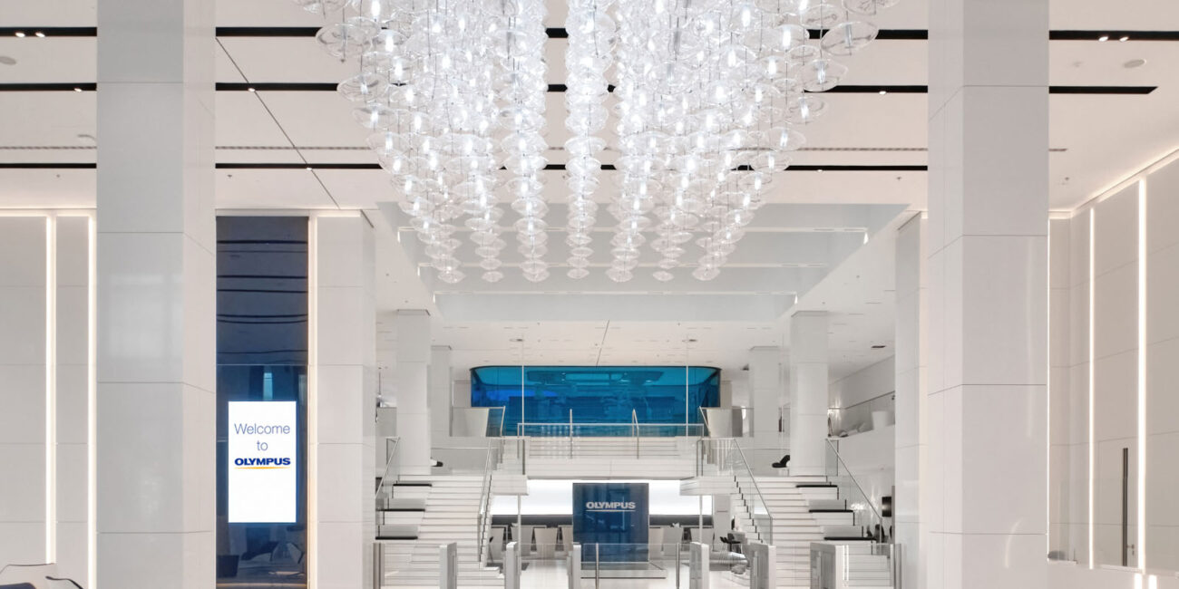 stone-italiana-uffici-building-olympus-amburgo-quarzo-superwhite-gloss-ingresso-pavimento-scale