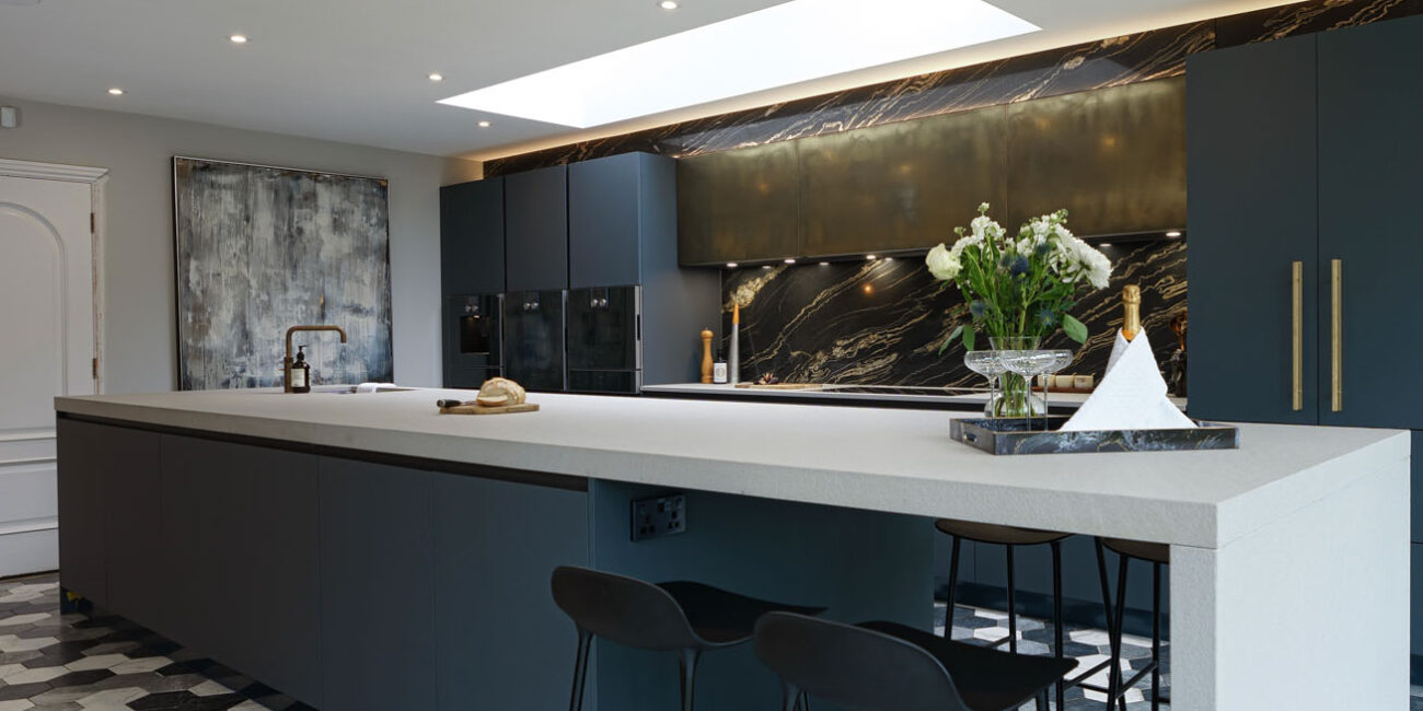 stone.italiana-cucina-residenziale-grande-spaziosa-colori-chiari-cmt-essential-luna