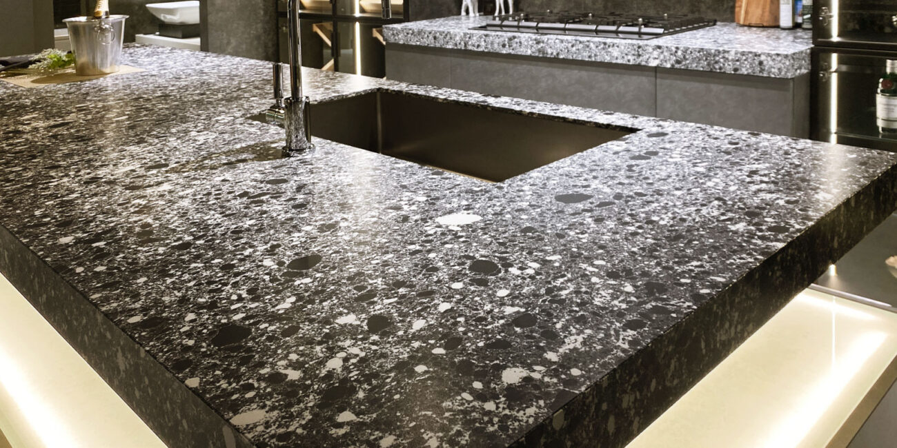 stone-italiana-cosmolite-cosmo-gloss-cucina-ecosostenibile-isola-con-lavandino