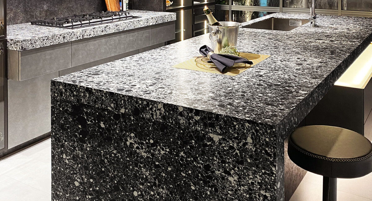 stone-italiana-cosmolite-cosmo-gloss-cucina-isola-centrale-con-sgabelli