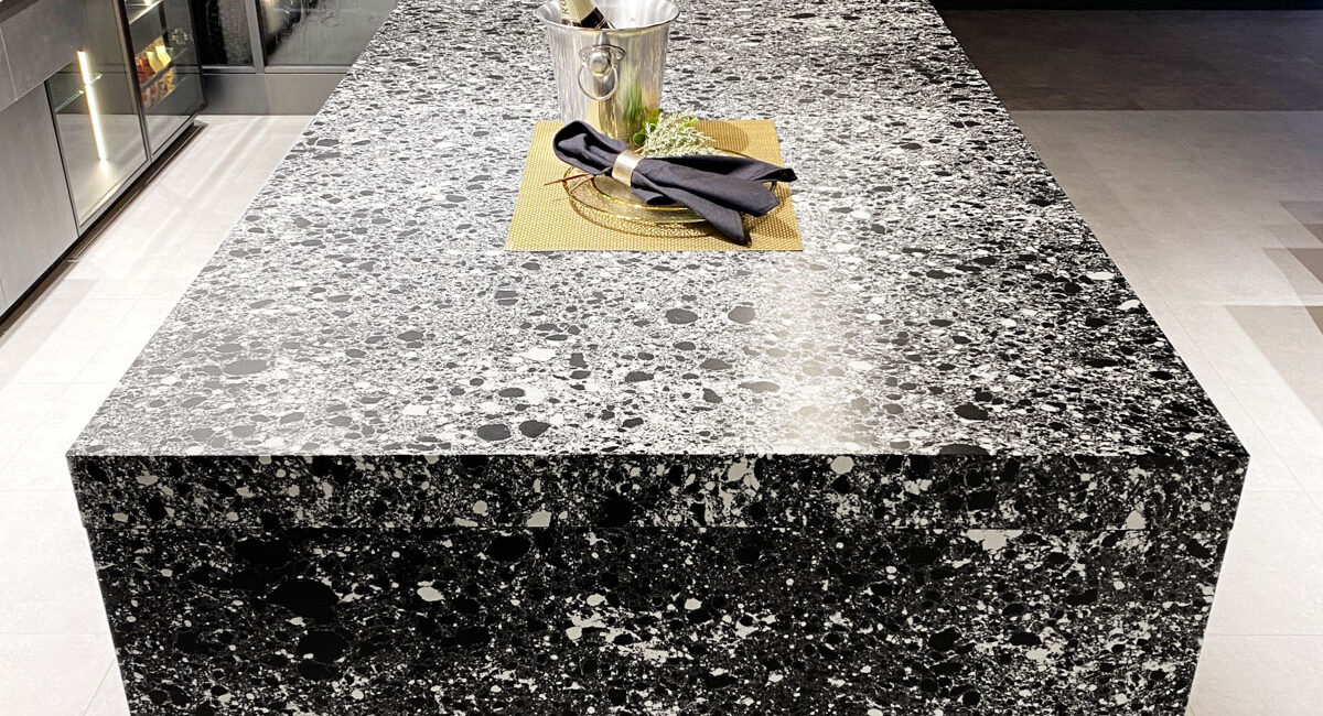stone-italiana-cosmolite-cosmo-gloss-cucina-isola-centrale-illuminata-bianca-e-nera