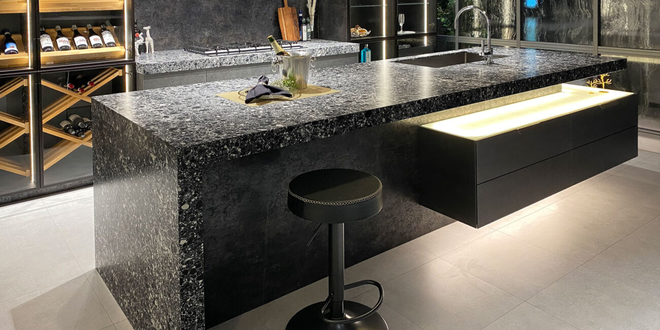 stone-italiana-cosmolite-cosmo-gloss-cucina-isola-centrale-moderna-giapponese