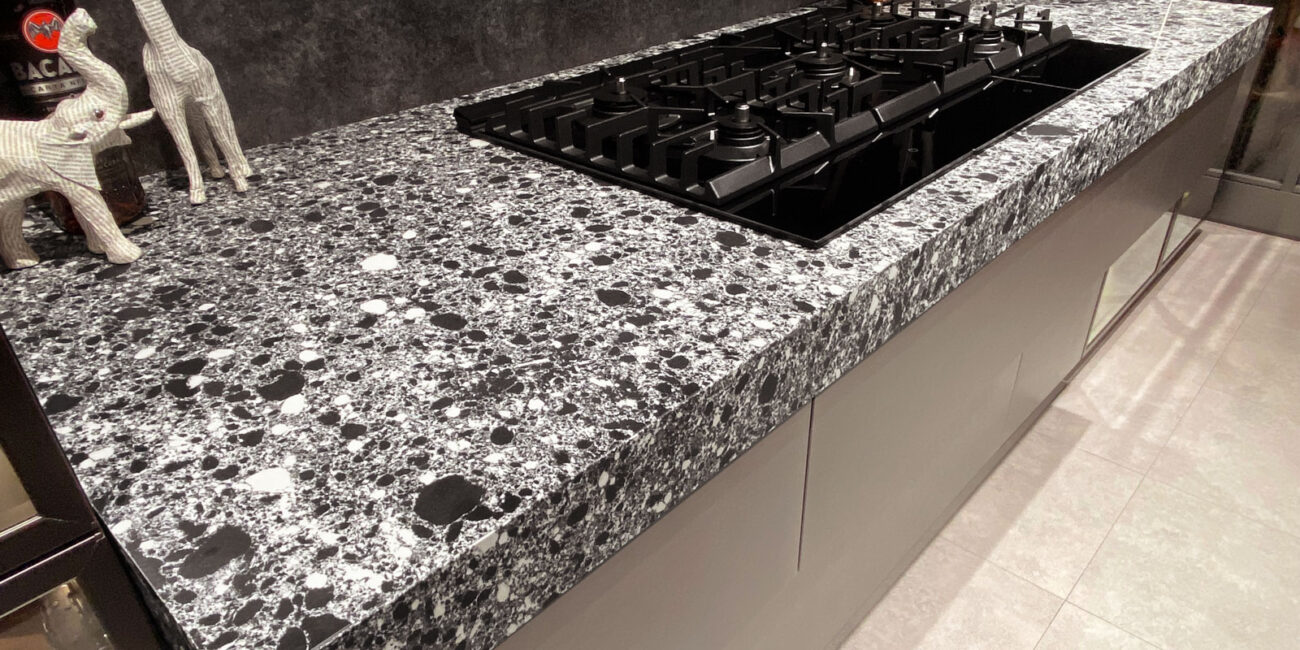 stone-italiana-cosmolite-cosmo-gloss-top-cucina-con-fuochi-paraschizzi